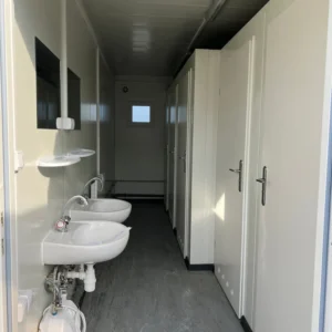 Módulo sanitario 6x2,44 m con 5 WC independientes