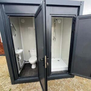 WC portátil gris con depósito + ducha conectable